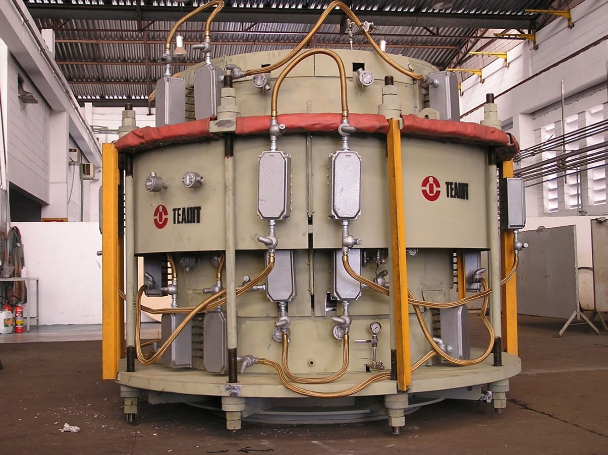 An in-line pressure balanced expansion joint with a heating system to maintain the bellows temperature in a specific range An in-line pressure balanced expansion joint with a heating system to maintain the bellows temperature in a specific range