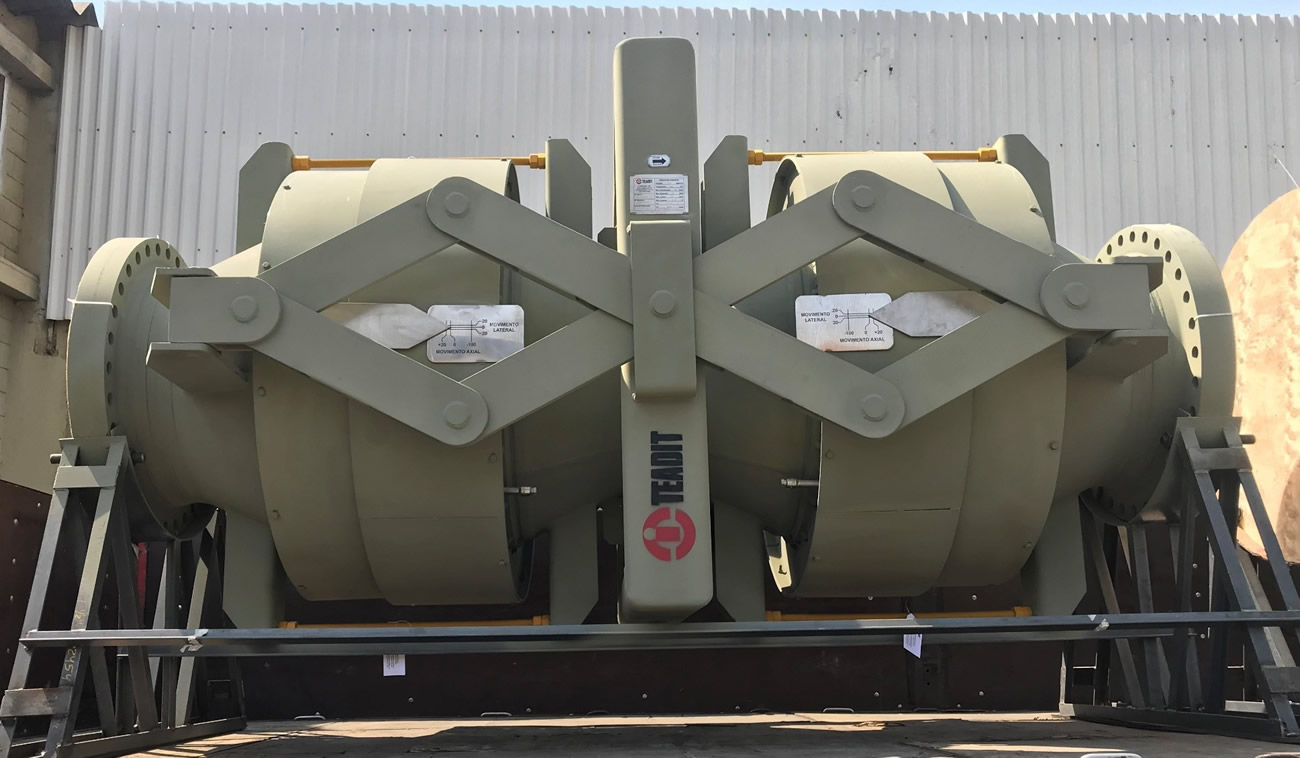 A universal pantographic cold wall expansion joint. A universal pantographic cold wall expansion joint.